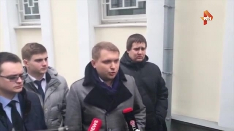 Россияне несут цветы к посольству бельгии