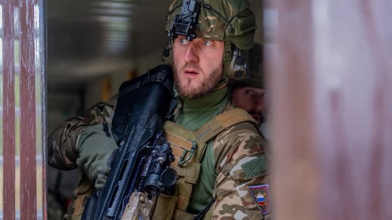 Российский спецназ во время досмотра авдеевской промзоны