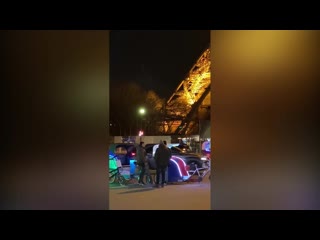 Turnul eiffel, transformat în „turnul manelelor” „fac o gălăgie infernală şi păcălesc turiştii cu «alba neagra»”