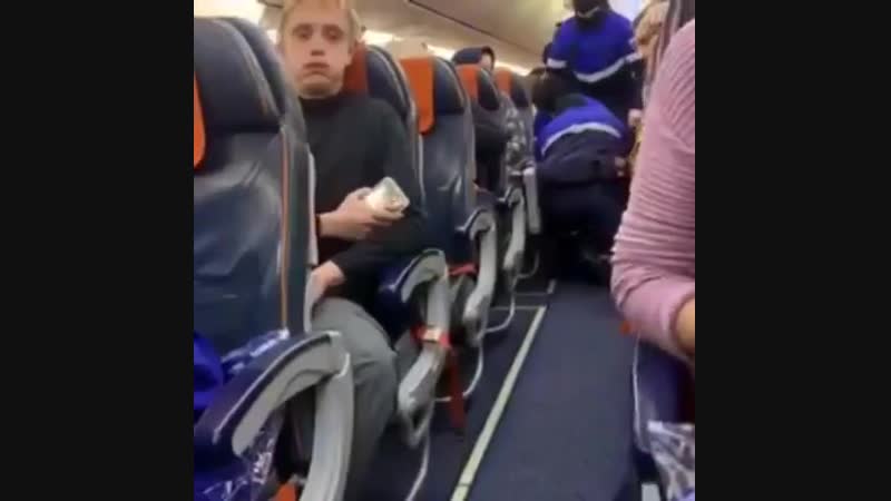 Сотрудники правоохранительных органов ханты мансийска провели операцию по задержанию мужчины, который захватил самолет «аэрофлот