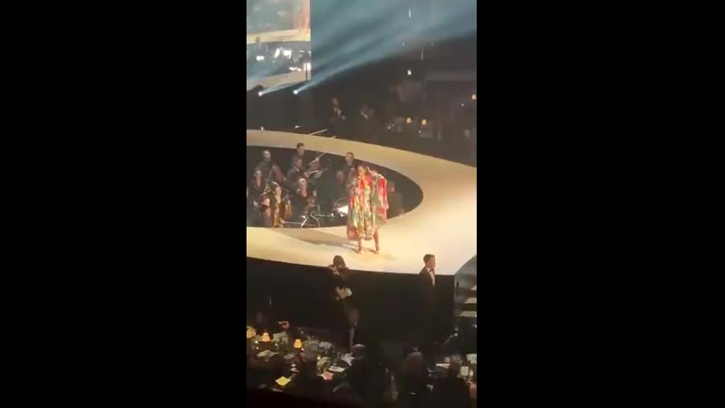 Tracee ellis ross делает рианне непристойное предложение