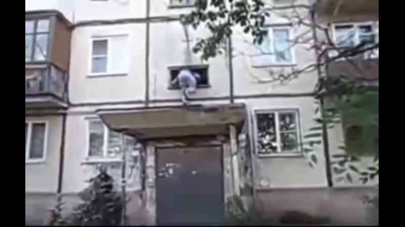 Открыл дверь