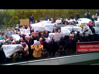 Толпа женщин с оскорбительными лозунгами против правозащитников в чечне