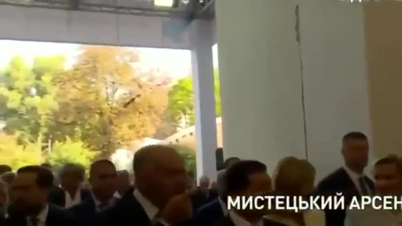 Ще одне відео, на якому мендель перешкоджає роботі журналіста!