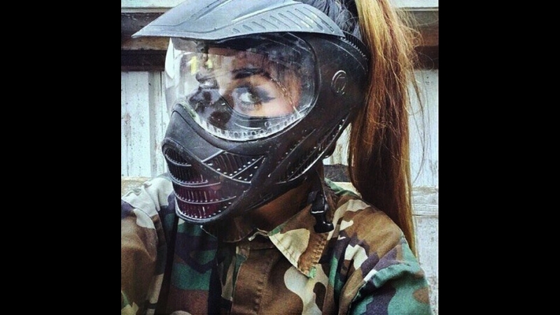 Девушки и пейнтбол)