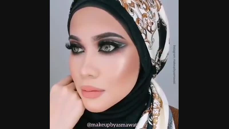 Арабская девушка создает красивый микияж