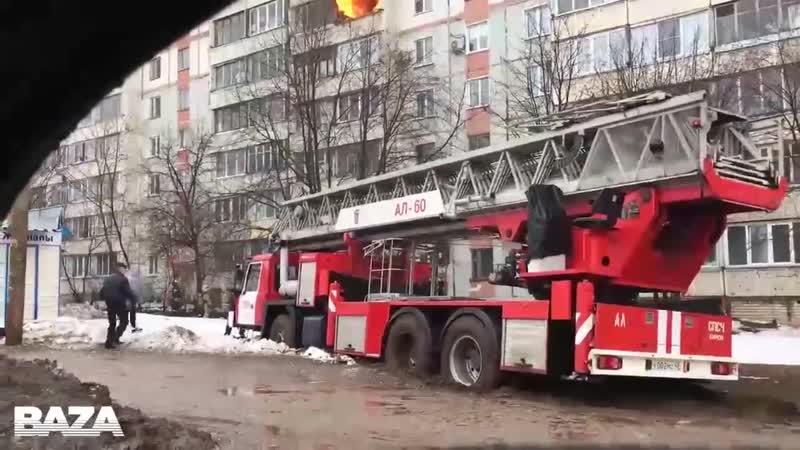 На росії рятувальники приїхали на пожежу в житловому будинку, але застрягли в багнюці в 20 метрах від палаючої квартири поки