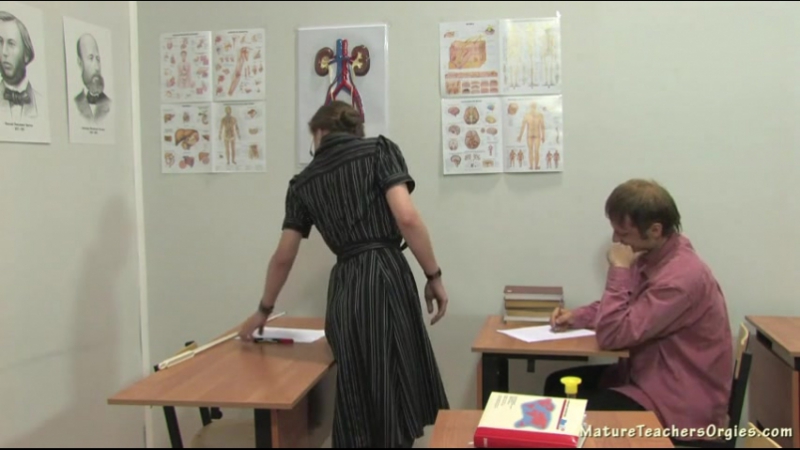 Учительница биологии. Смотреть русское порно видео онлайн