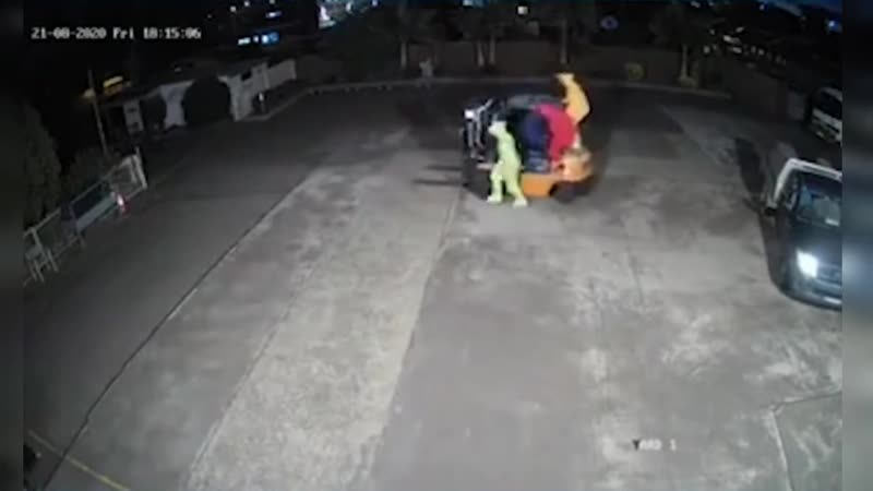 Камеры наблюдения сняли, как ночью телепузики угнали погрузчик