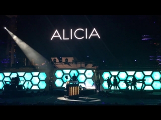 Alicia keys rock on! 2017 countdown (marina bay, singapore, )