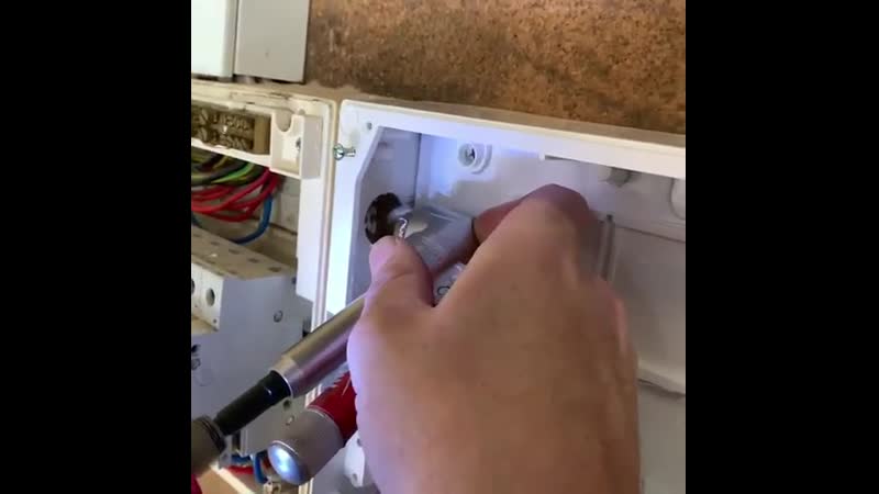 Ступенчатое сверло в действии