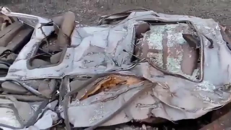 450 тонный белаз переезжает легковушку