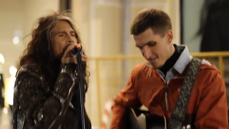 Стивен тайлер поёт с московским уличным музыкантом