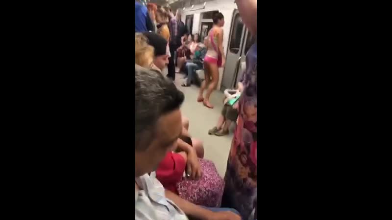 Вписка когда едешь из клуба, девушка пританцовывает, хорошее настроение