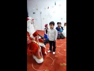 Чеченский паренек пришел к дедушке морозу, чтобы лично высказать претензии к