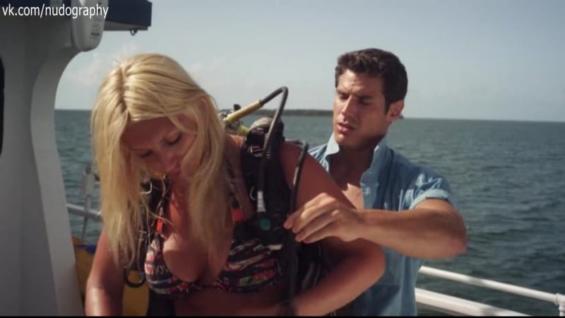 Брук хоган (brooke hogan) в бикини в фильме "угроза из глубины" (атака двухголовой акулы, 2012, кристофер рэй)