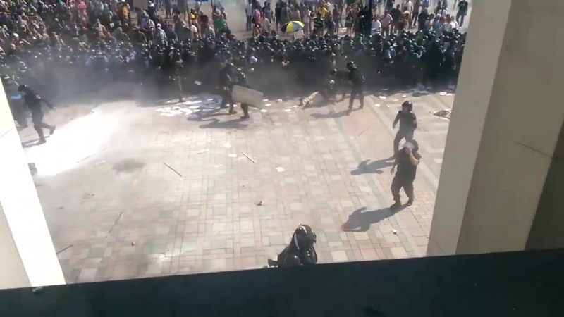 Момент броска боевой гранаты в правоохранителей под радой!
