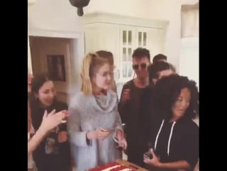 Making the infamous flag cake @taylorswift @gigihadid @marhunt @babyhaim #happyfourth