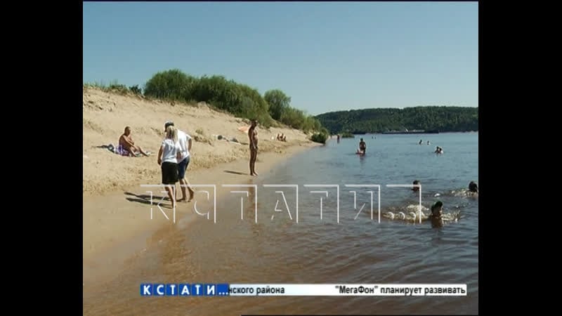 Сотни отдыхающих застряли на диком пляже, после того как полиция в ходе рейда арестовала все пассажирские лодки