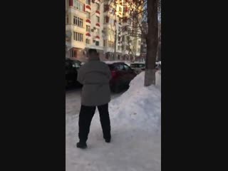 В самаре молодые напала на девушку, это увидели парни на джипе и решили не быть равнодушными начало или закат