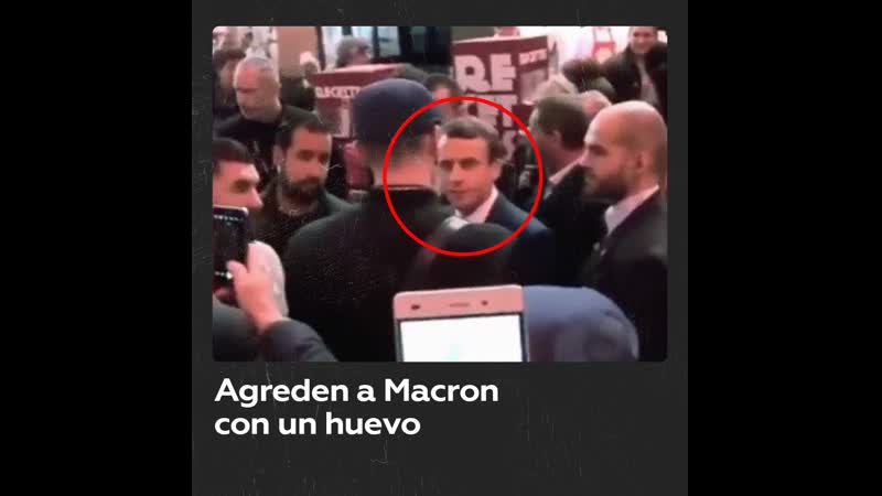Lanzan un huevo a la cabeza de macron