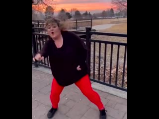 Завлекает самца своим танцем