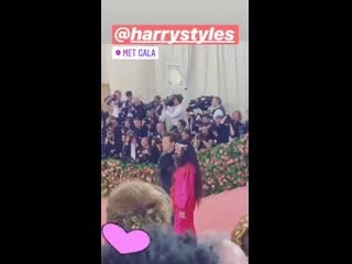 Гарри стайлс и алессандро микеле на розовой дорожке met gala, 06/05