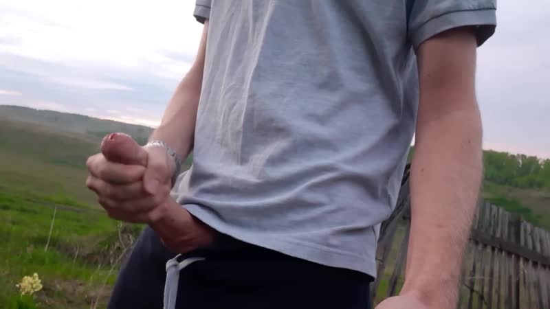 Чувак подрочил в соседском саду после вечерней прогулки onlyfans