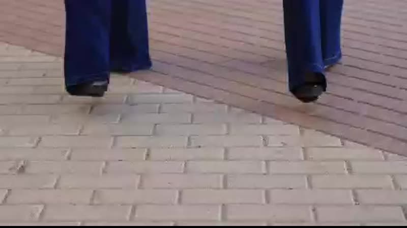 Казанские блогерши аделина и алина накормили бездомного