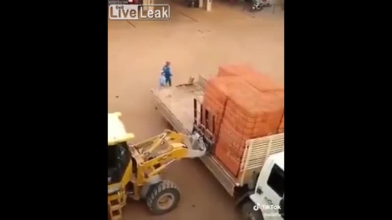 Разгрузка кирпича