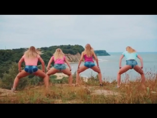 Отличный тверк на пляже от красивых девчонок excellent tverk on the beach of the