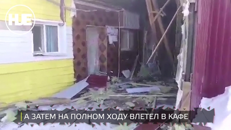 В нефтеюганске водитель фуры не справился с управлением и въехал в кафе