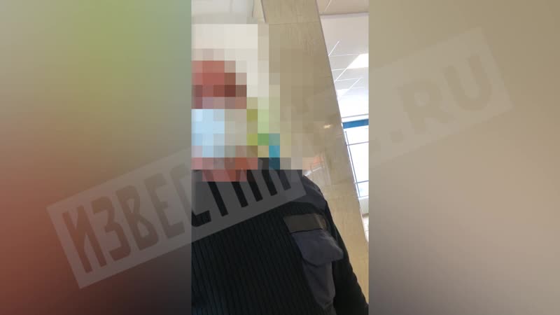 Охранник объясняет, почему женщину заставили рожать на улице