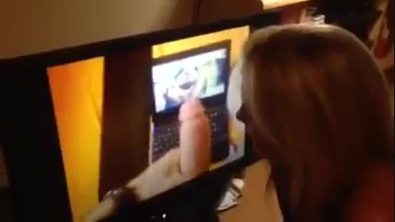 Девушка мастурбирует глядя на мужскую дрочку