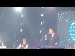 Rick astley uptown funk (live at lets rock london 27 june 2015)