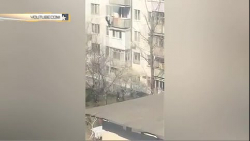 Ростовчанин, падая с балкона, молил о помощи, а его снимали на видео