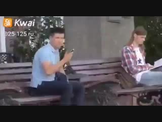 Даваи подходи я в клетчатой рубашке и сиих джинсах