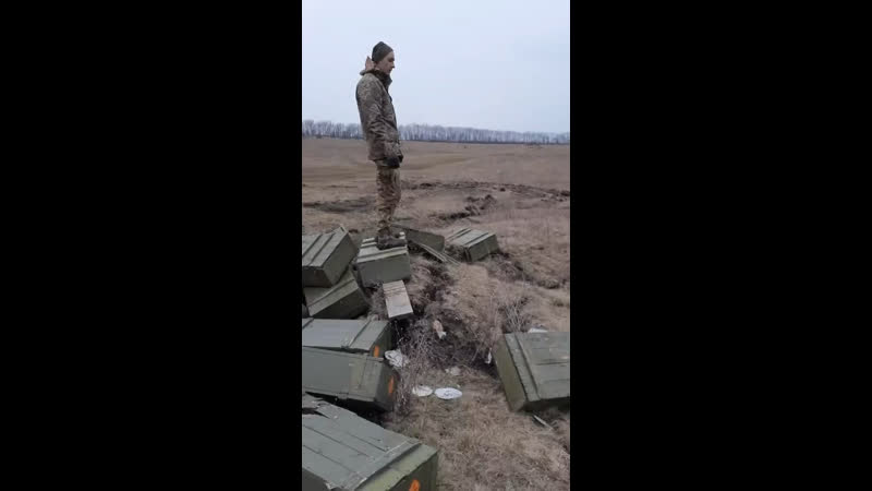 Осмотр хохлом воронки от прилета на своей позиции