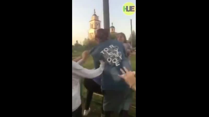 В калужской области яжемамка внезапно взбесилась и напала на девочек, которые сделали замечание её сыну