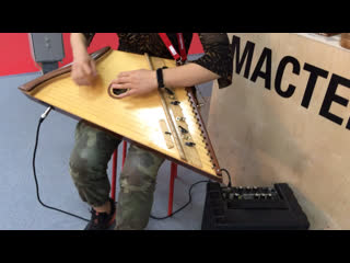 Девочка играет на гуслях (namm musikmesse russia 2019)