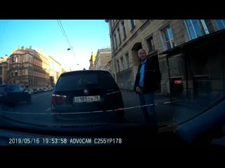 Урод, не повторять за ним ! делает дела перед девушкой в питере