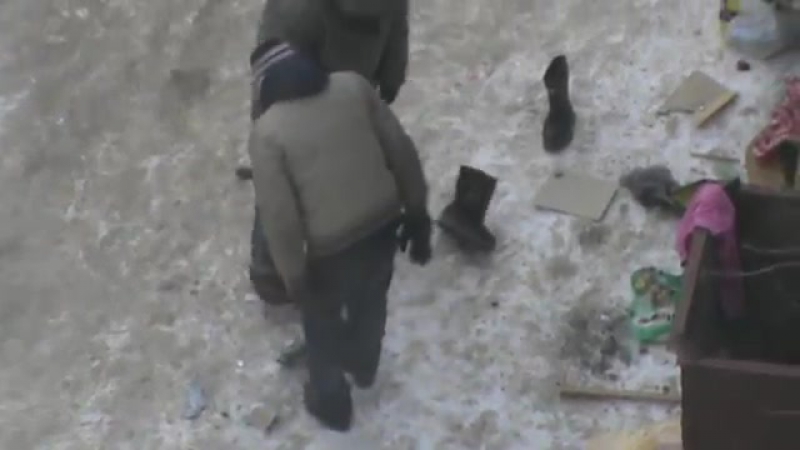 Мужики бомжы шизофреники на улице голодают у мусорки видео прикол больные психи ужасы уроды люди пьяницы алкаши