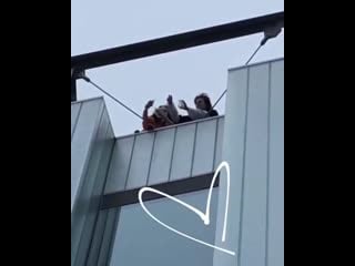 Billie interacting with her fans from a rooftop in new york with zoe
