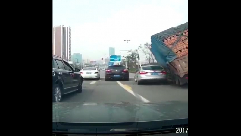 Наложил кирпичей