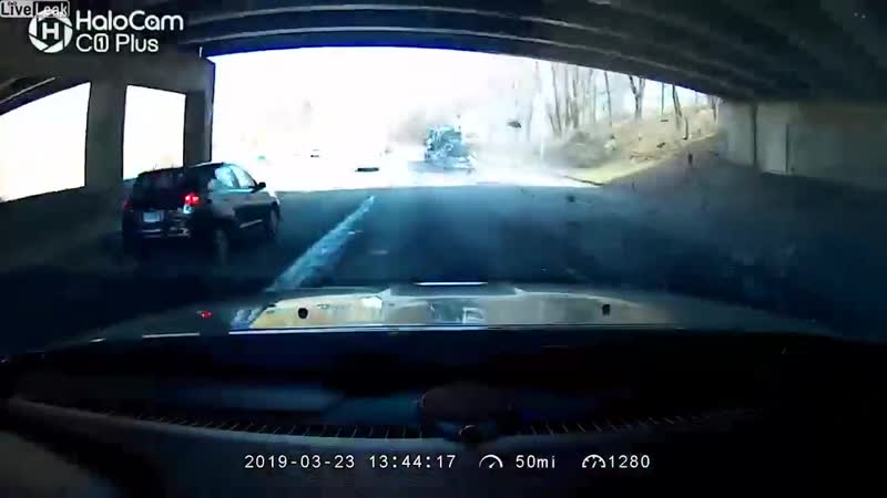 Просто снесло крышу водитель автовоза не учел высоту моста, и разнес перевозимый автомобиль в труху