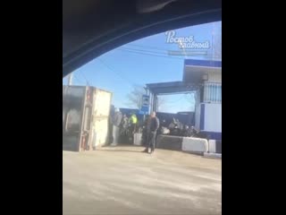 На батайском кольце перевернулась фура с мандаринами 4 1 2020 ростов на дону главный