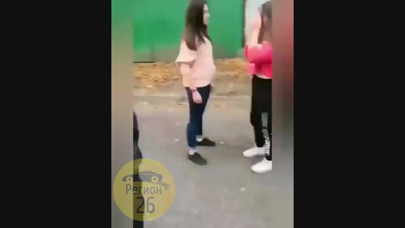 В минеральных водах школьницы избивают сверстницу