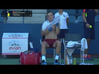 Vasek pospisil shirtless shirt change (4)