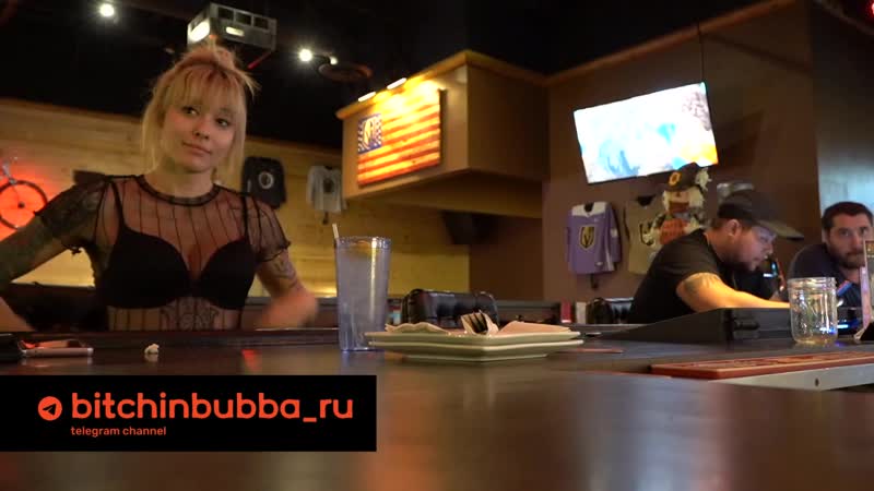 Забежала в бар и сняла лифчик