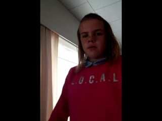 Met poppen spelen met zusje